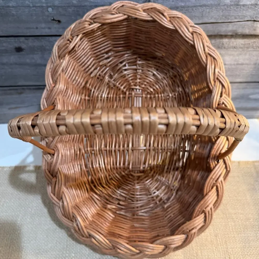 French Vintage-Style Woven Wicker Medium Sized Gathering Basket with Handle